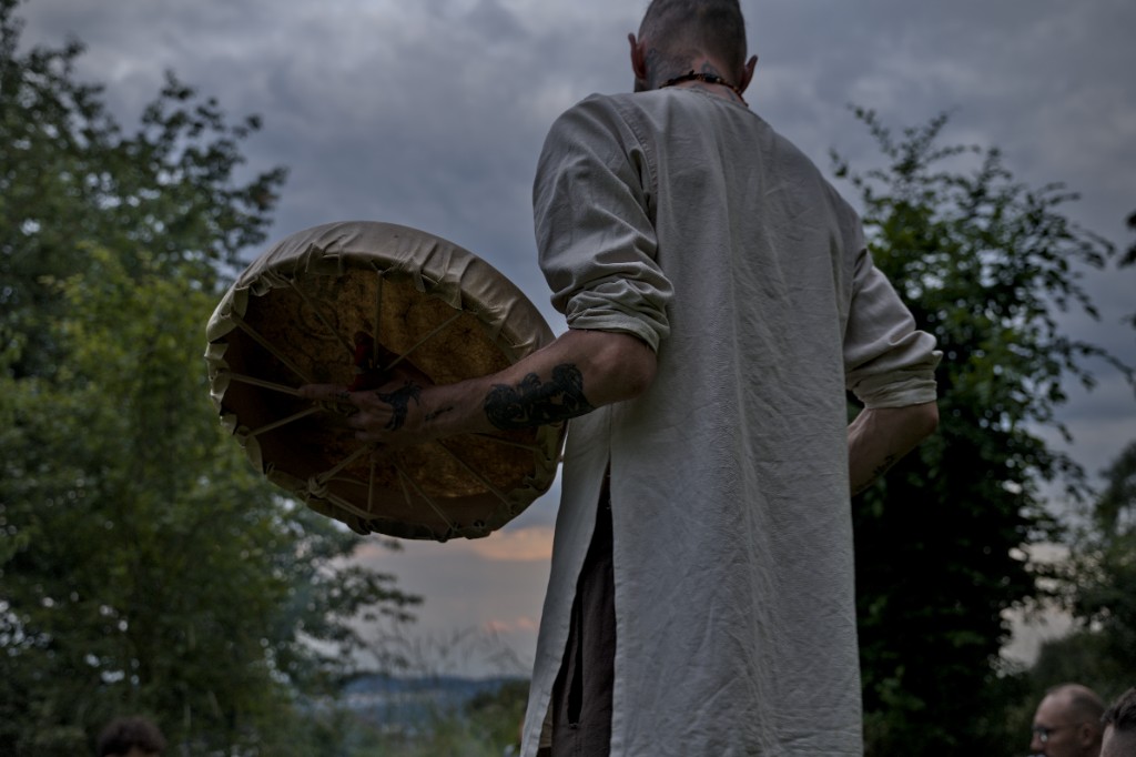 Nico mit Schamanentrommel bei einem Ritual in der Natur